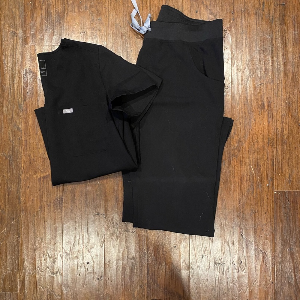 Womens Figs scrub set black large
Caterina top
Kade pants